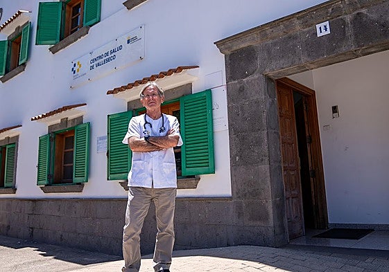 El doctor Carmelo Felipe Molina, ante el centro de salud poco antes de hacer su última guardia.