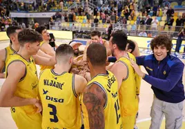 Los jugadores del Dreamland Gran Canaria celebran la victoria contra el Joventut y la clasificación para el Playoff de la ACB.