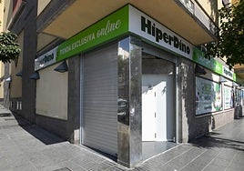 Fachada de uno de los dos centros preparadores exclusivos de compra online de HiperDino.