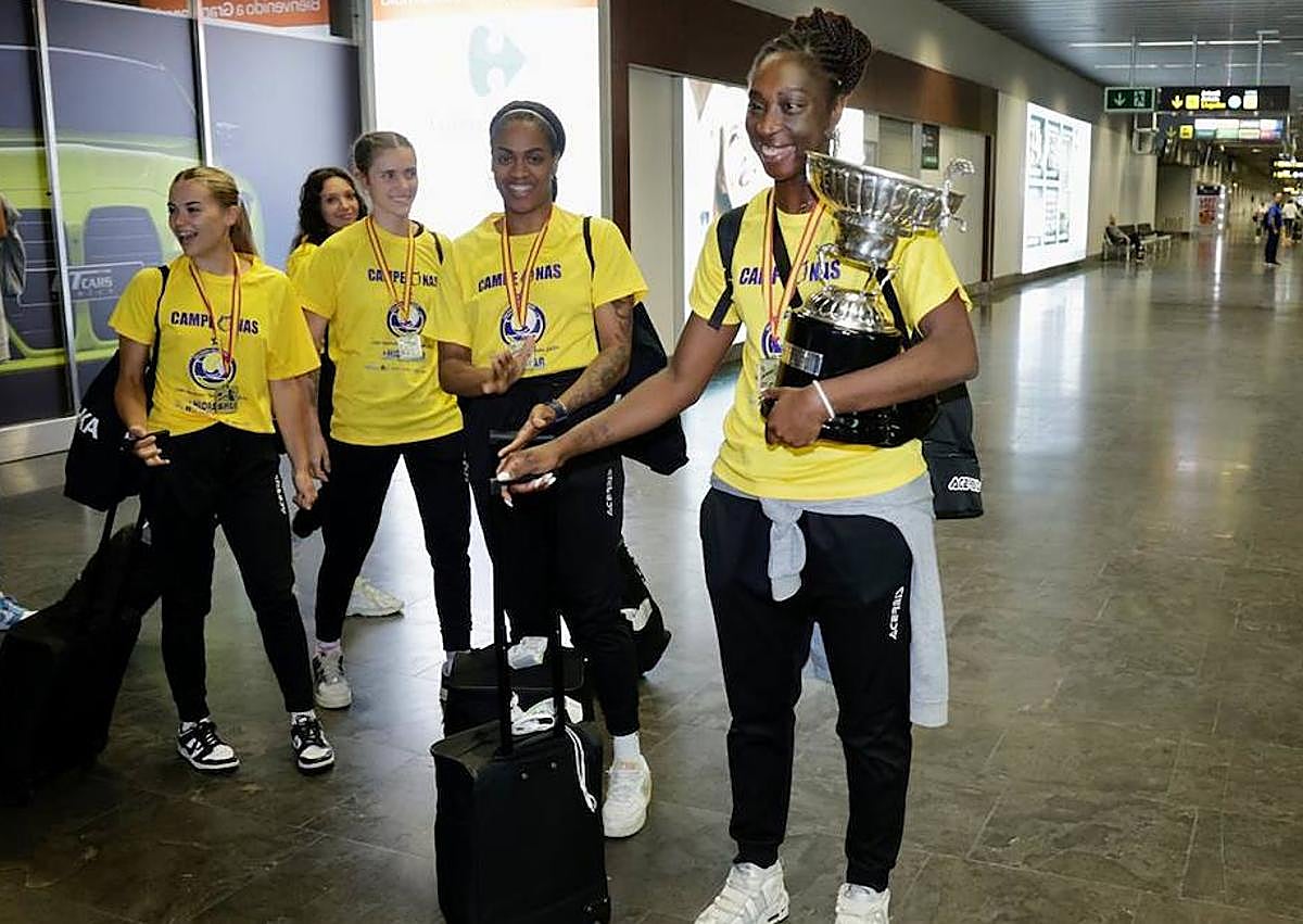 Imagen secundaria 1 - El Olímpico ya pasea la Liga Iberdrola 2024 por Gran Canaria