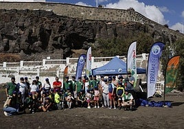 Trabajadores de HiperDino refuerzan su compromiso ambiental en la playa de San Borondón