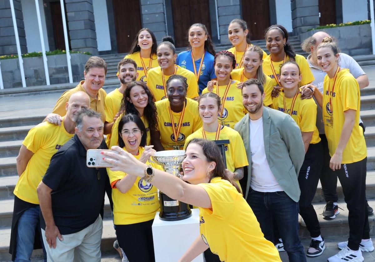 El Ayuntamiento de Las Palmas de Gran Canaria recibe al SF Hidramar