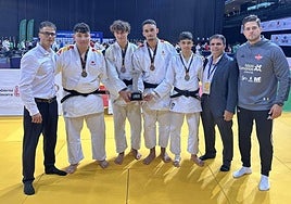 Imagen de la delegación grancanaria, con su trofeo acreditativo.