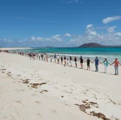 Segunda cadena humana en contra de las investigaciones de tierras raras en Fuerteventura, el pasado sábado, 27 de abril, en las Grandes Playas de Corralejo.