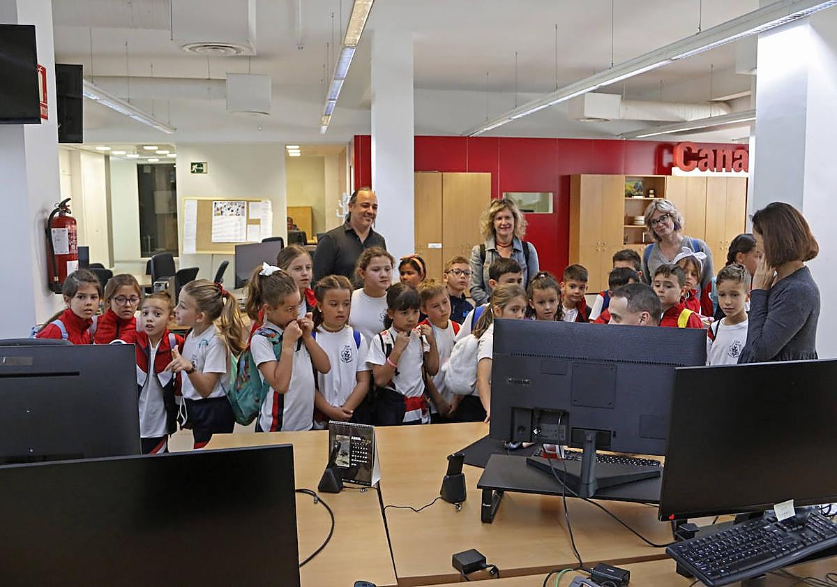 Imagen principal - Algunos momentos de la visita del CEIP Santa Bárbara.