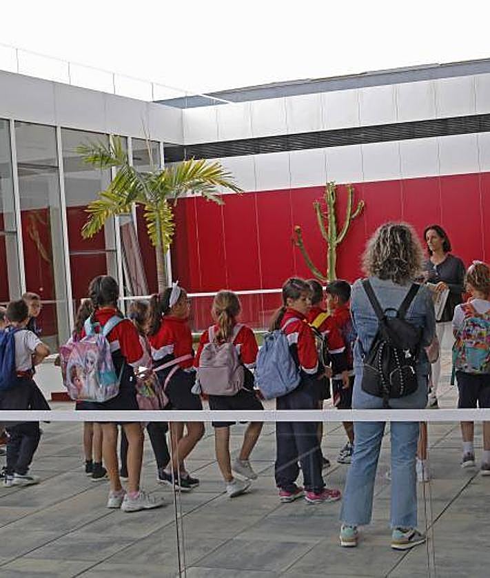 Imagen secundaria 2 - Algunos momentos de la visita del CEIP Santa Bárbara.
