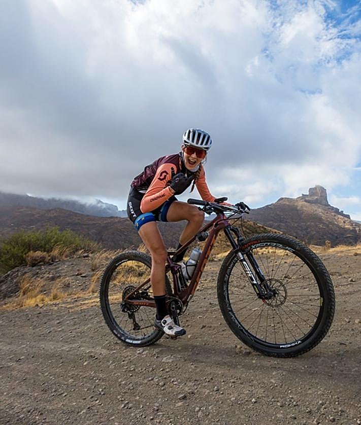 Imagen secundaria 2 - Los campeones de España Natalia Fischer y Sergio Mantecón, nuevos &#039;bandidos&#039; en la Fred.Olsen Express Transgrancanaria Bike