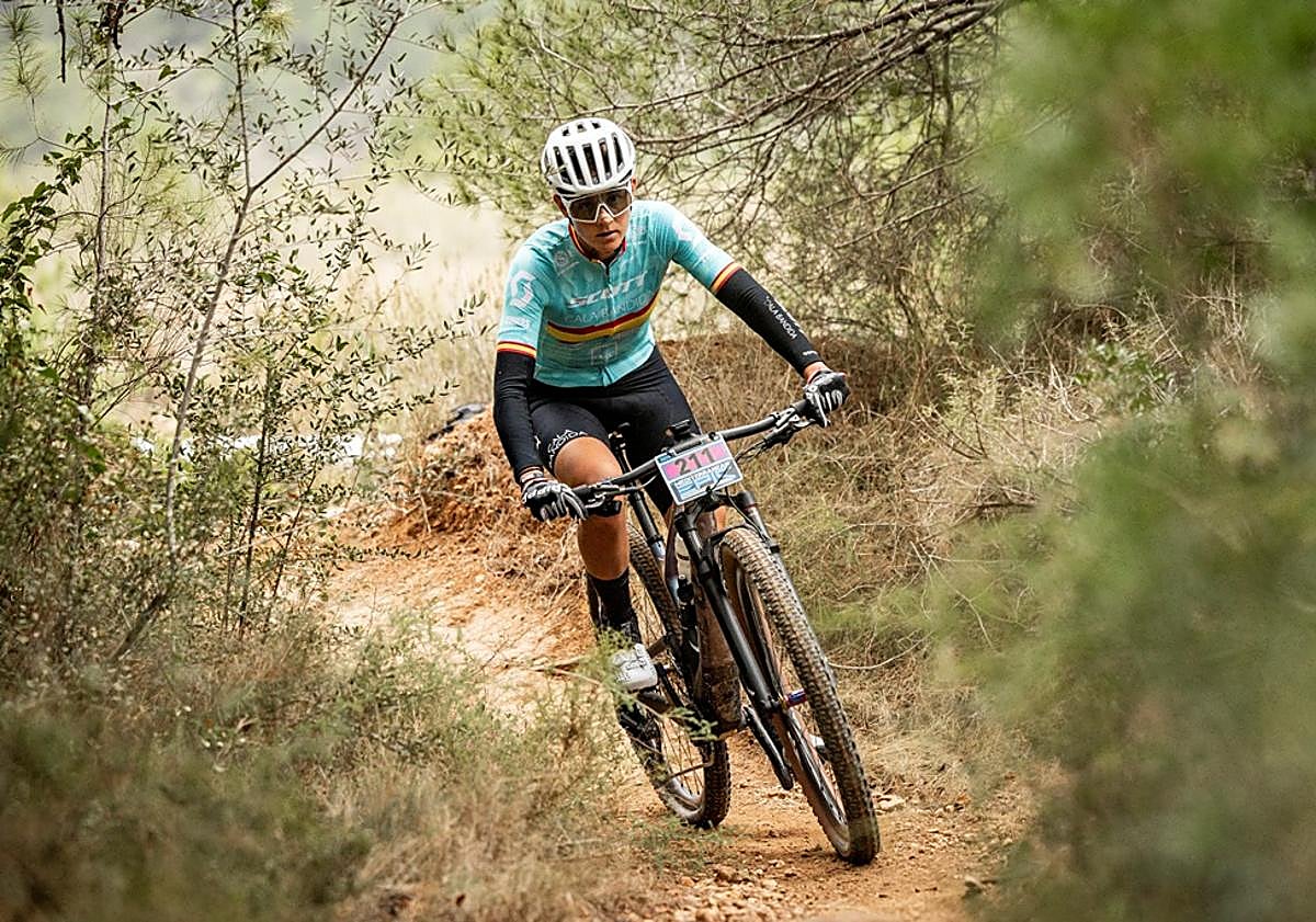 Imagen principal - Los campeones de España Natalia Fischer y Sergio Mantecón, nuevos &#039;bandidos&#039; en la Fred.Olsen Express Transgrancanaria Bike