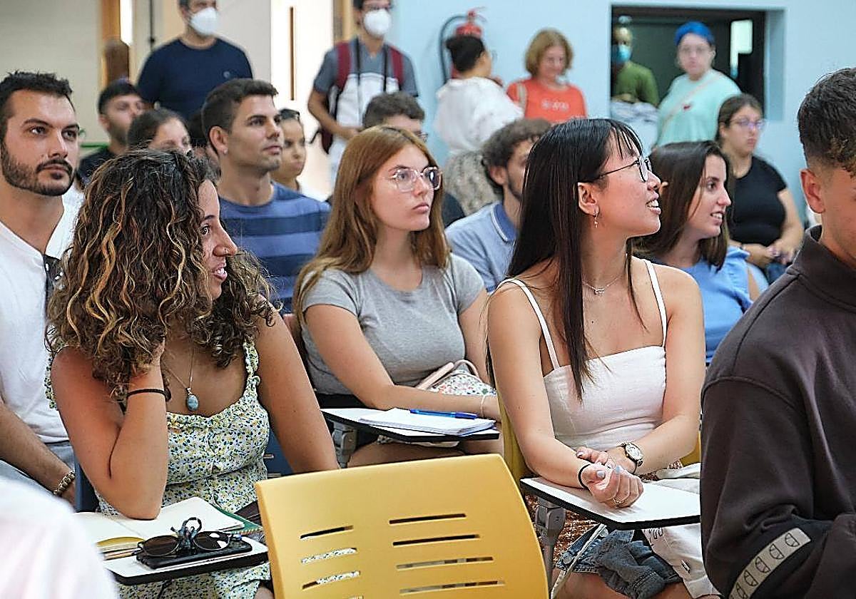 Becarios de la edición de 2023, durante la presentación.