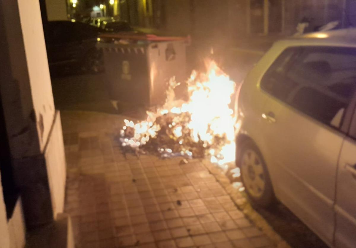 Se incendia un contenedor en Vegueta y las llamas afectan a un coche