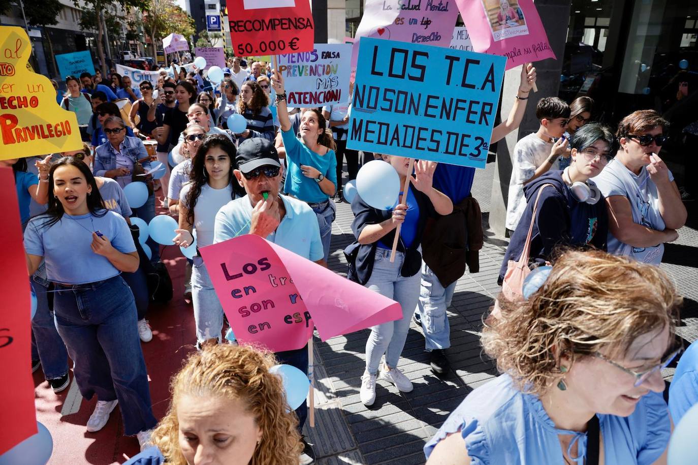 La manifestación en contra de los recortes en Sanidad a los trastornos de la conducta alimentaria, en imágenes