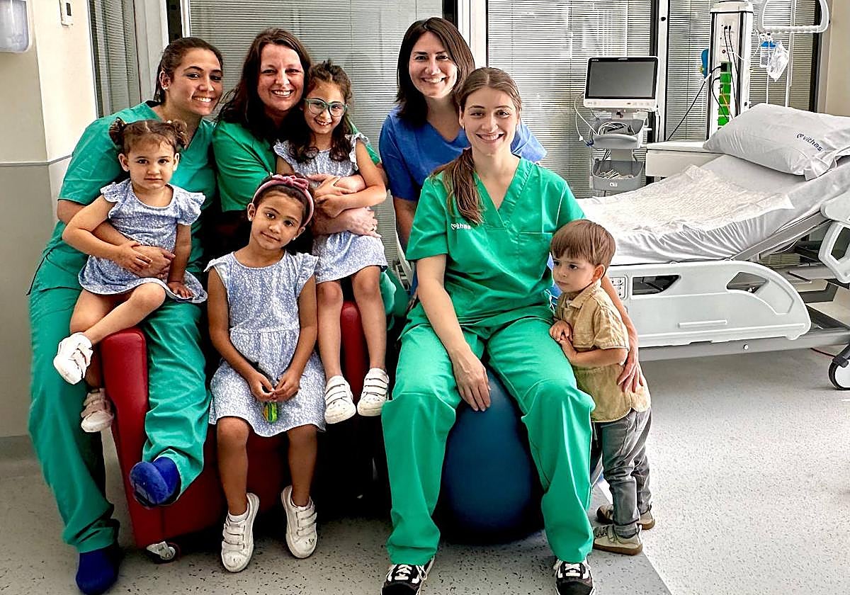 Matronas del Hospital Vitthas Las Palmas junto a sus hijos.