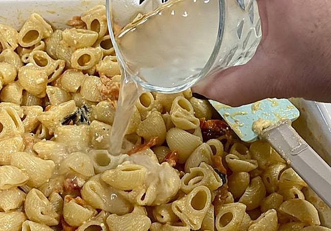 Vertemos agua de cocción de la pasta