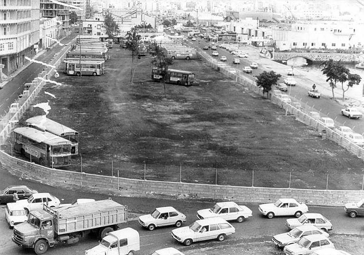 Imagen del garaje conocido como el corral de las guaguas, en 1979, junto a la Casa del Marino.