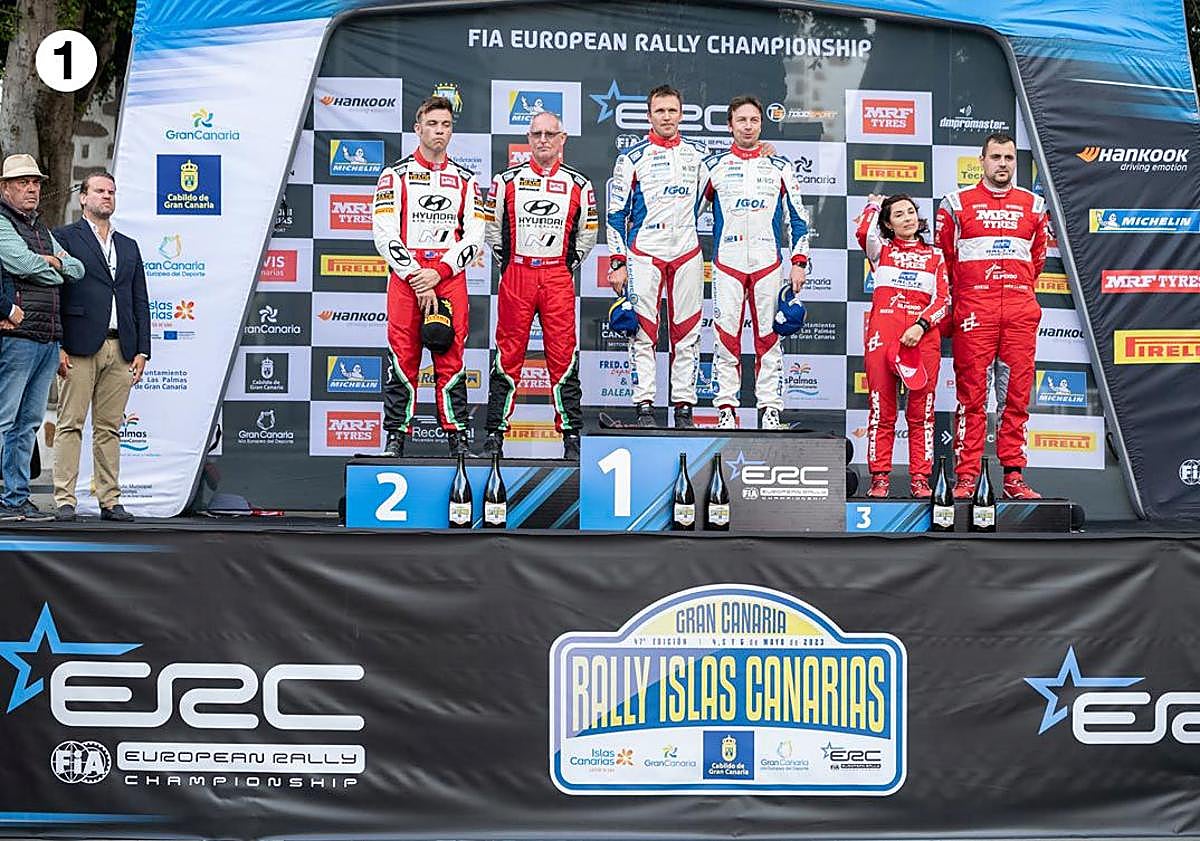 Imagen principal - 1) Podio del año pasado, con Padrón, Bonato y Llarena.- 2) Miguel Fuster se coronó con su Clio S1600 dos décadas atrás. 3) Enrique Ojeda inscribió su nombre con su Peugeot 206 21600.