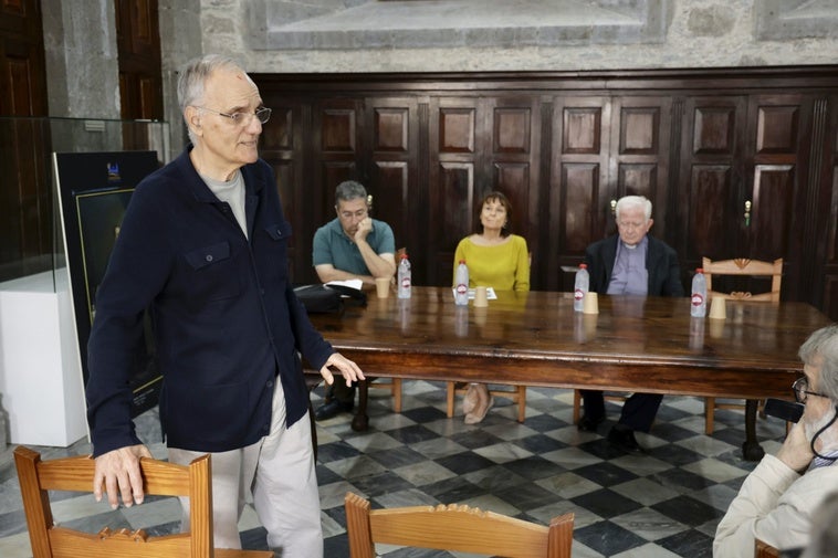 Gonzalo Angulo, en primer término, y Vicent Bru, Isabel Álvarez y José Lavandera, este jueves, en la presentación en la sacristía de la Catedral.