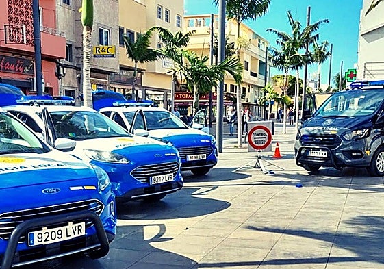 Imagen de archivo de vehículos de la Policía Local de Santa Lucía de Tirajana en un control