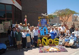 Foto de familia de los cargos públicos municipales junto a los organizadores de las fiestas.