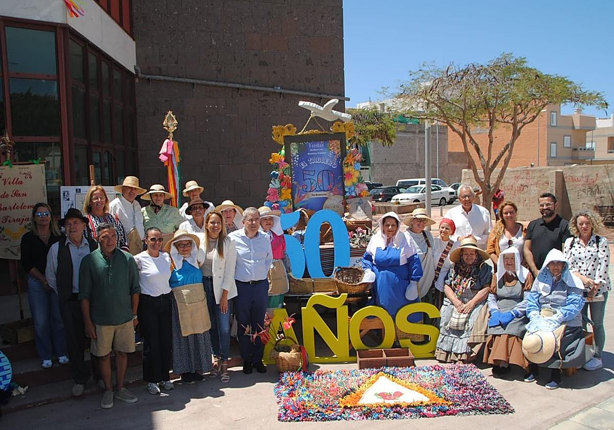 Foto de familia de los cargos públicos municipales junto a los organizadores de las fiestas.