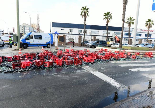 La carga del camión quedó esparcida en la carretera.