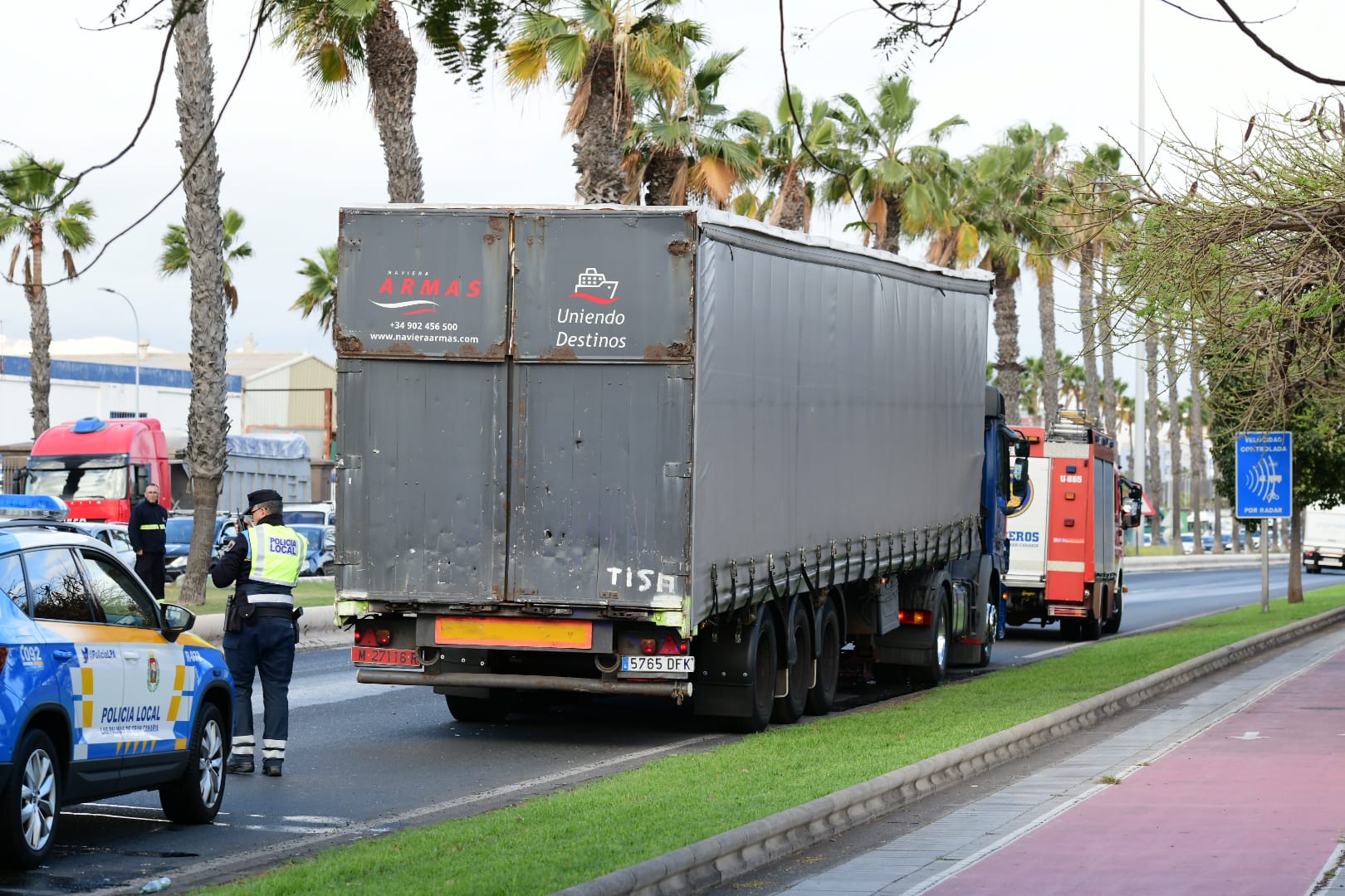 Cae la mercancía de un camión en Belén María