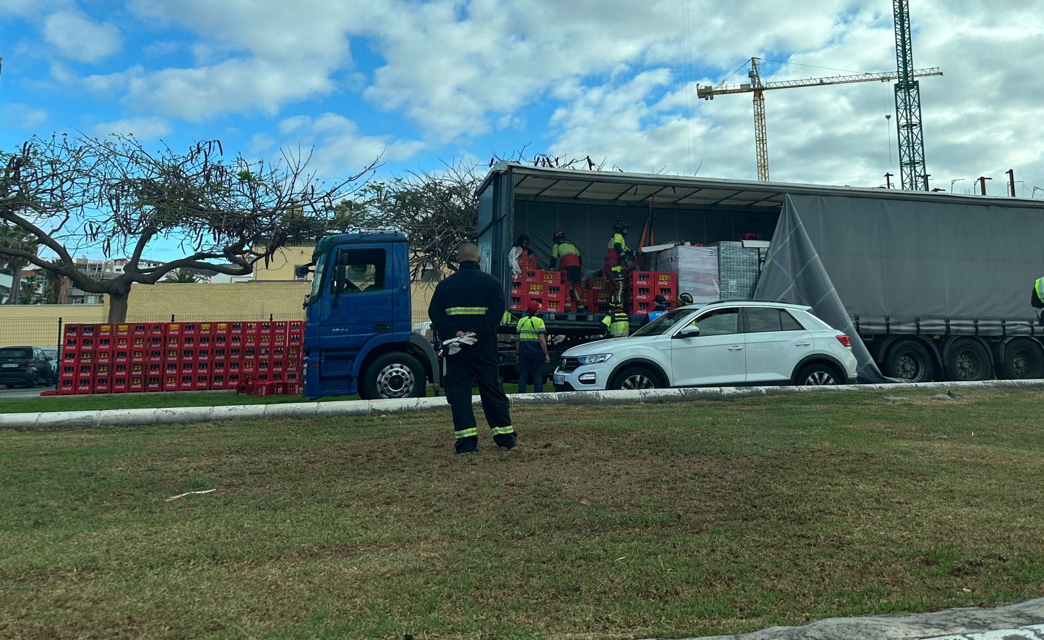Cae la mercancía de un camión en Belén María