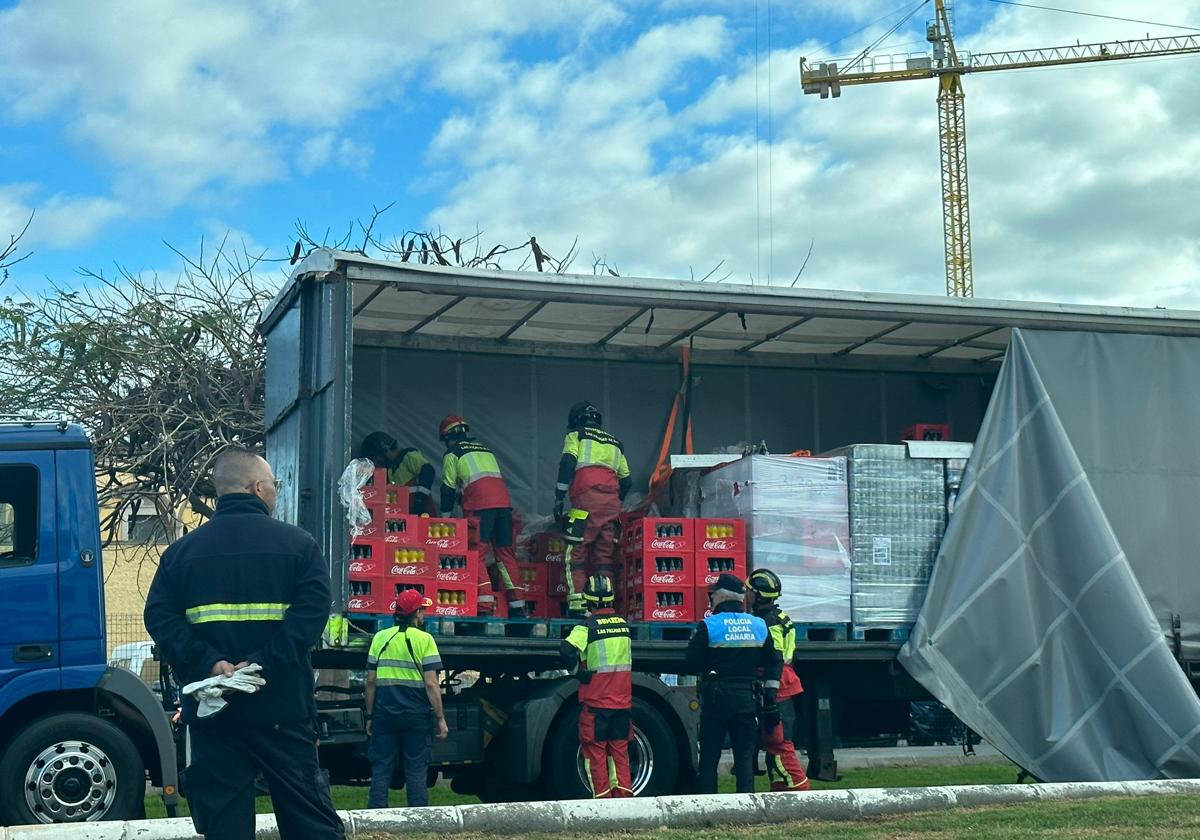 Cae la mercancía de un camión en Belén María