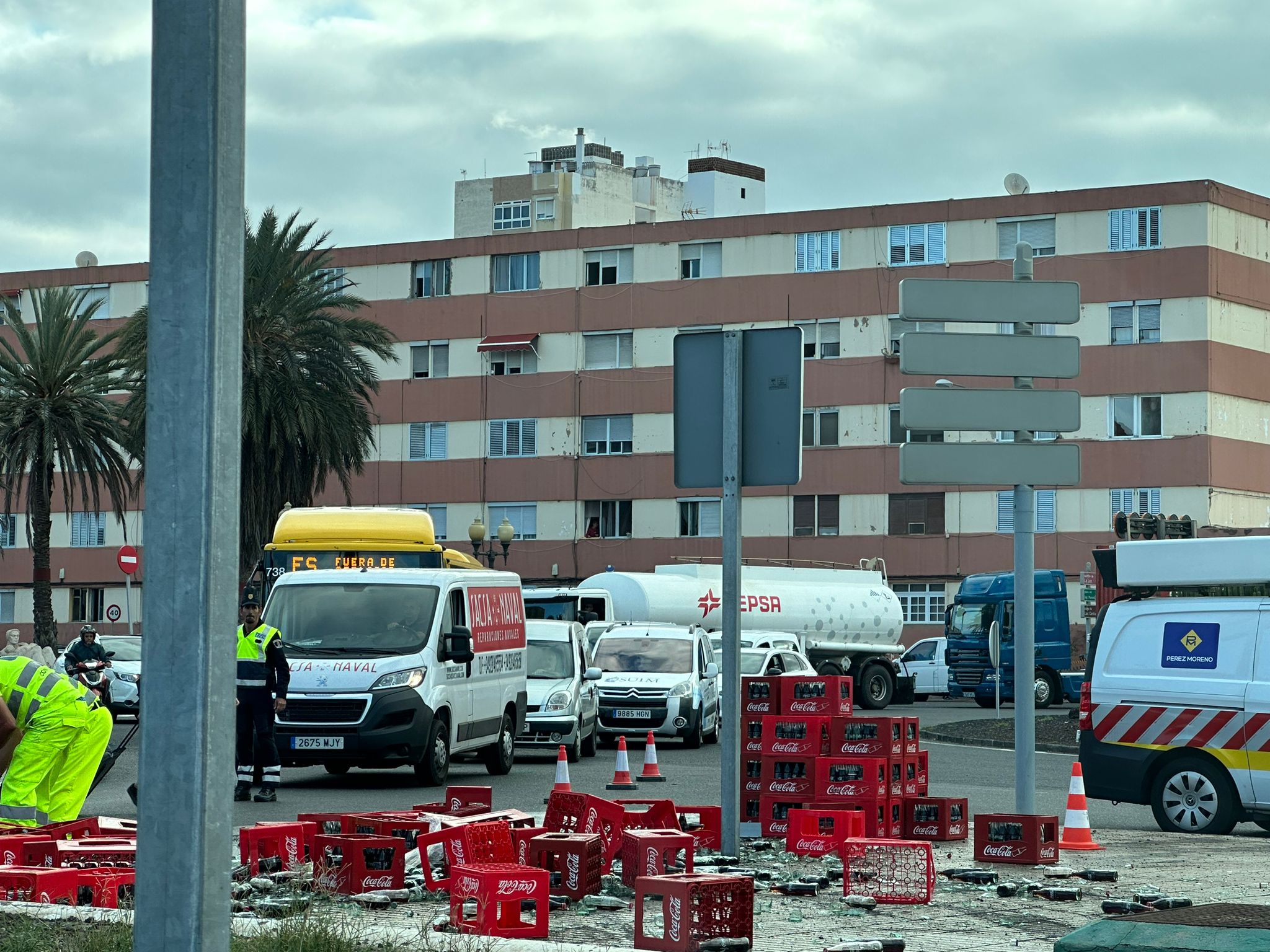 Cae la mercancía de un camión en Belén María