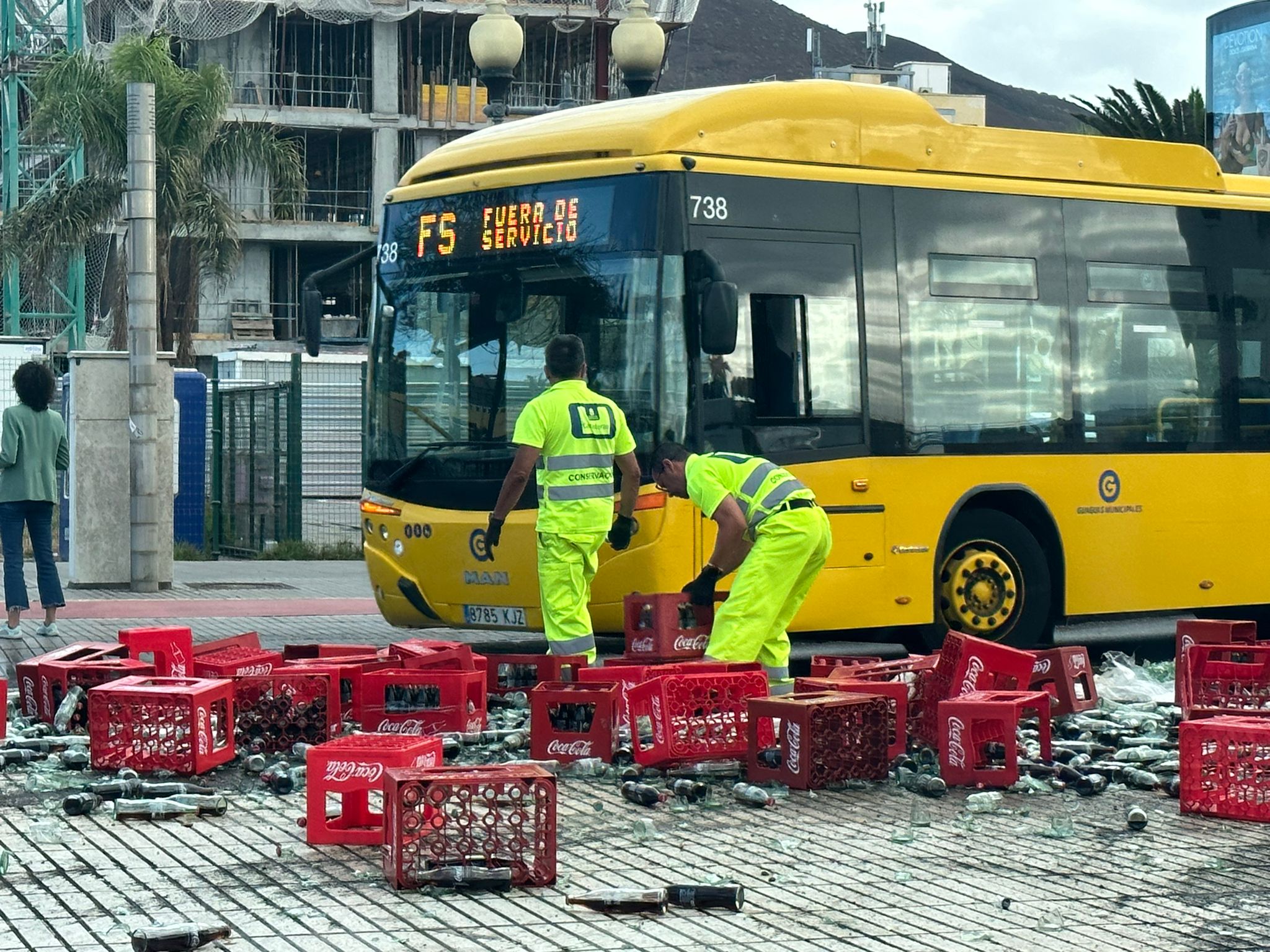 Cae la mercancía de un camión en Belén María
