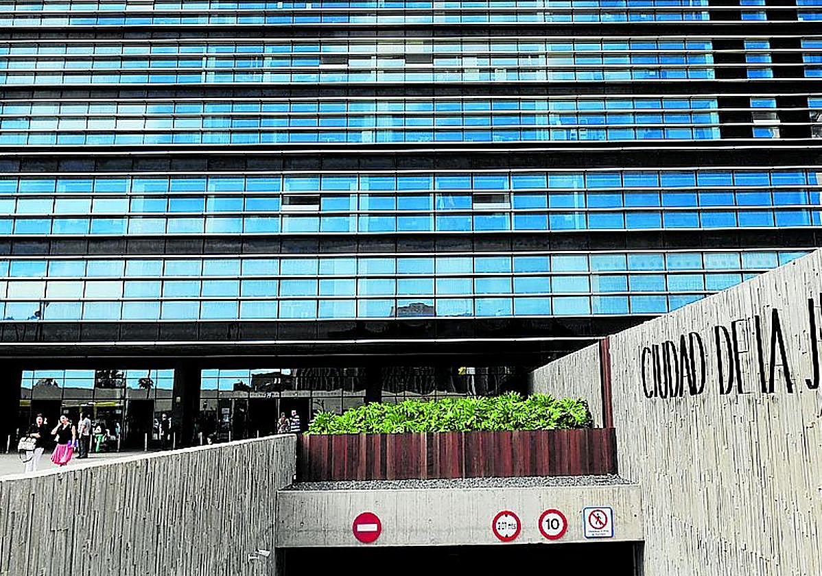 Detalle de la fachada de la Ciudad de la Justicia.