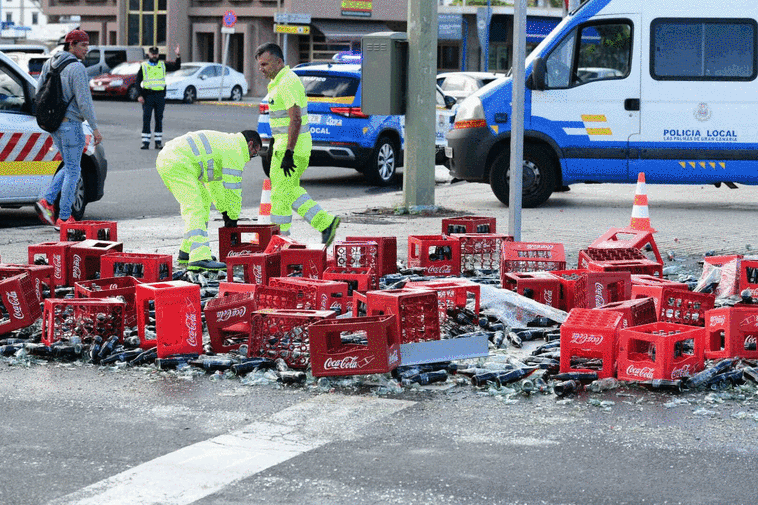 Decenas de cajas con vidrio impedían la circulación en plena hora punta.