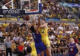 El pívot norteamericano del Granca, Ben Lammers, anota en el duelo de la primera vuelta.