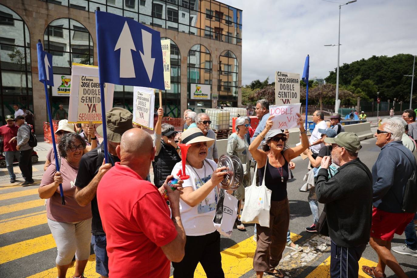 La protesta en La Isleta por la doble vía, en imágenes