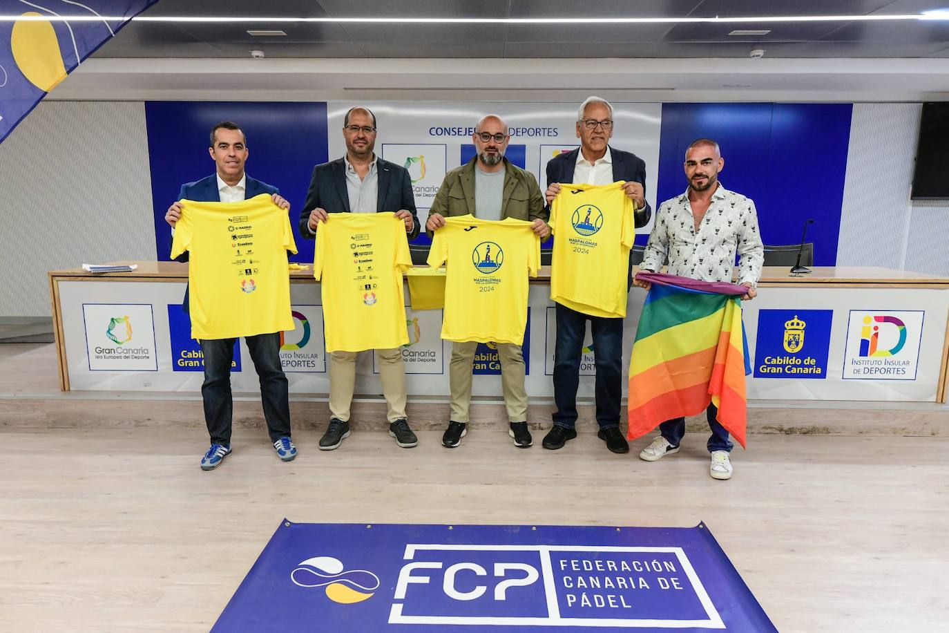 Foto de familia durante la presentación del torneo.