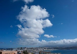 El cielo de la capital grancanaria en la tarde de este jueves.