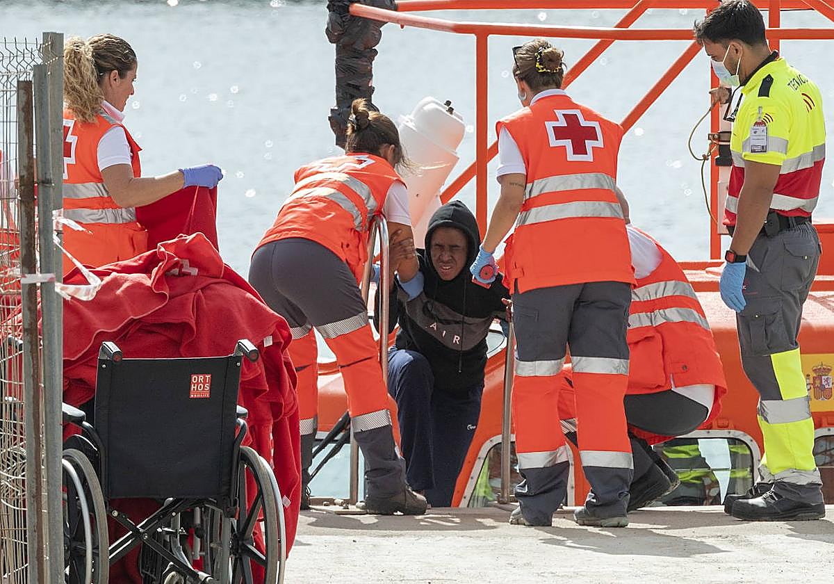 Imagen de archivo de un migrante desembarcando en Canarias.