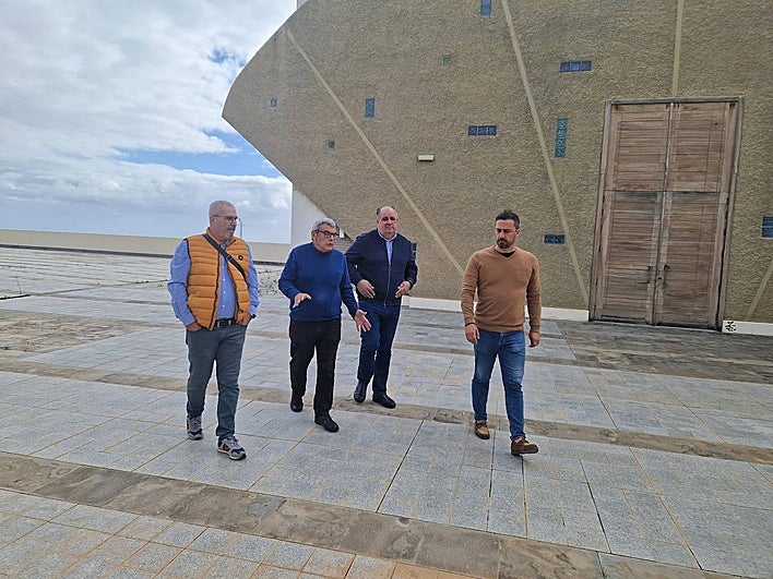 El alcalde Juan Antonio Peña visitó de nuevo las instalaciones del tanatorio de Las Rubiesas.
