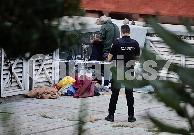 Otro hombre revisa las pertenencias del fallecido bajo supervisión policial.