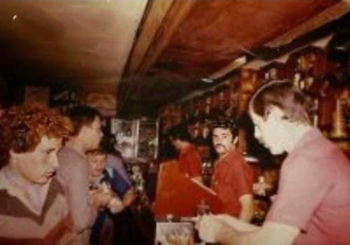 Imagen principal - Diferentes imágenes históricas de Tony's. Entre ellas, el fundador con su hija y actual propietaria.
