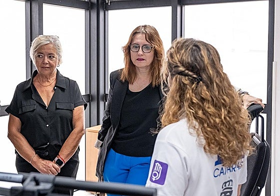 La directora del ICI, Ana Brito (i) y la consejera de Bienestar Social, Candelaria Delgado, en una imagen de archivo.