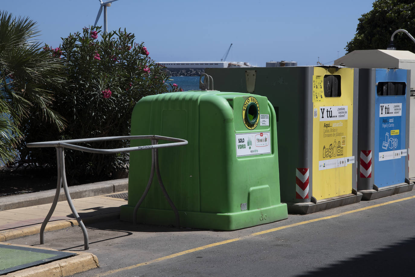 En la imagen, el armazón del contenedor de orgánico vacío.