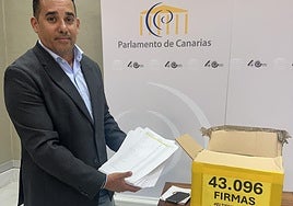 Caraballo con las firmas.