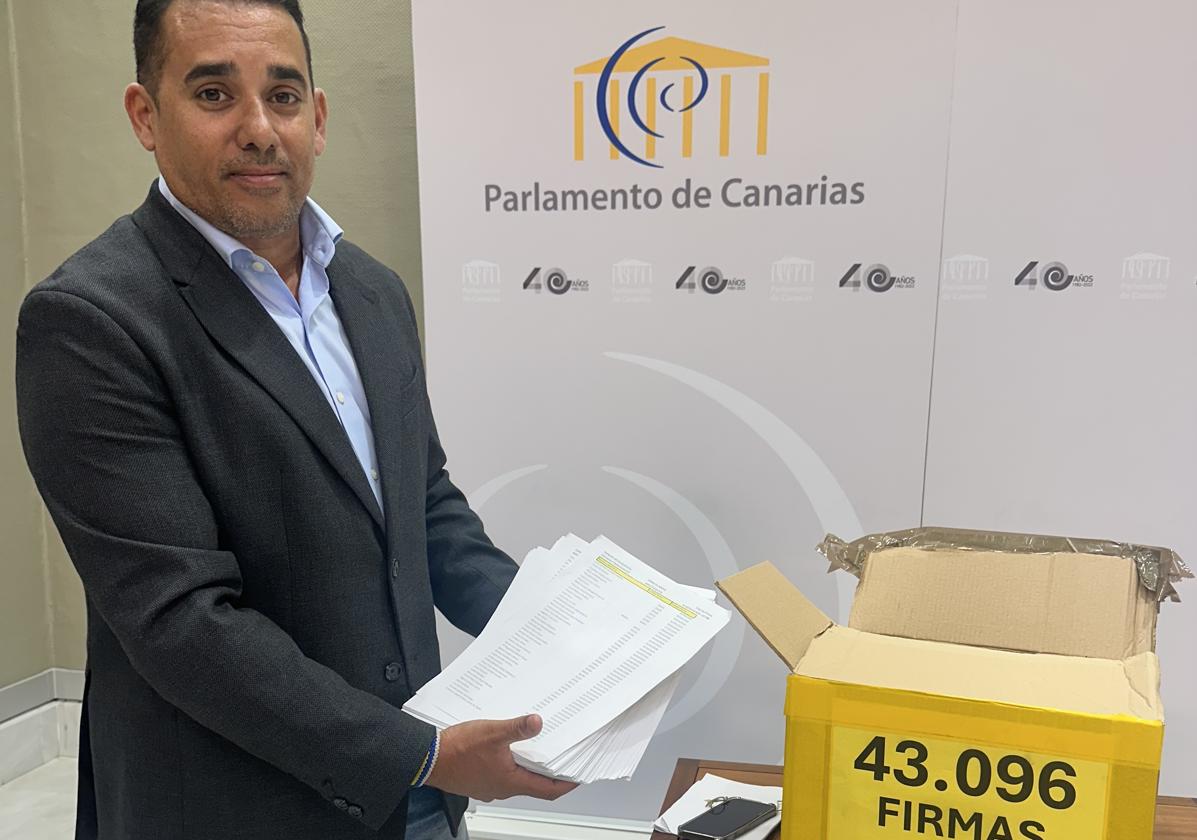 Caraballo con las firmas.