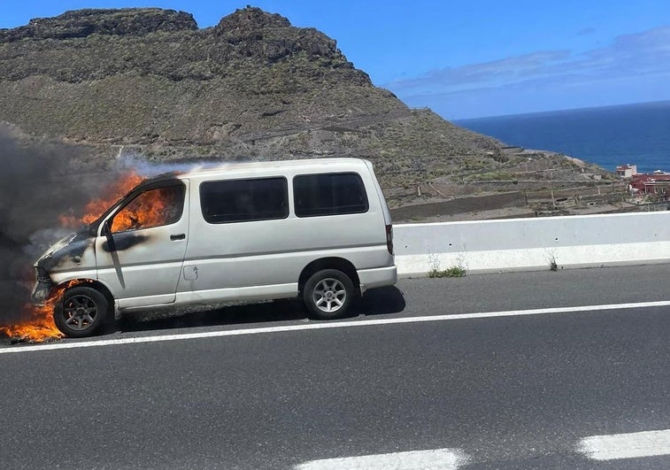 Imagen del aparatoso incendio que sufrió un vehículo en la GC-2 a la altura del Puente de Silva.