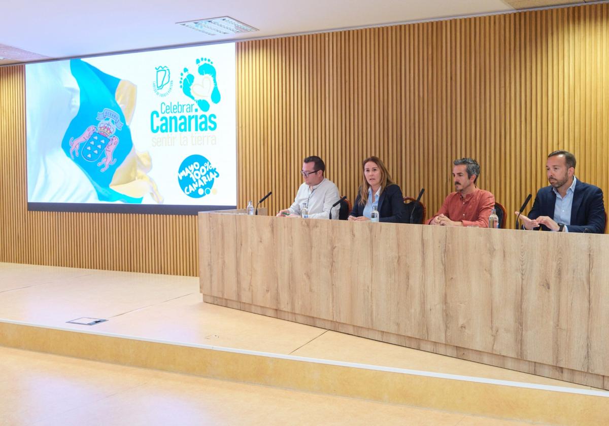 Adargoma Hernández, Lola García, Rayco León y Luis González, durante la presentación de los actos por el Día de Canarias.