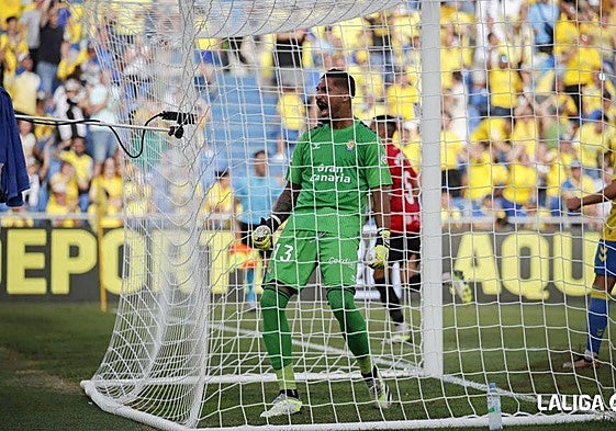 Valles celebra el penalti fallado por el Mallorca en la primera vuelta.