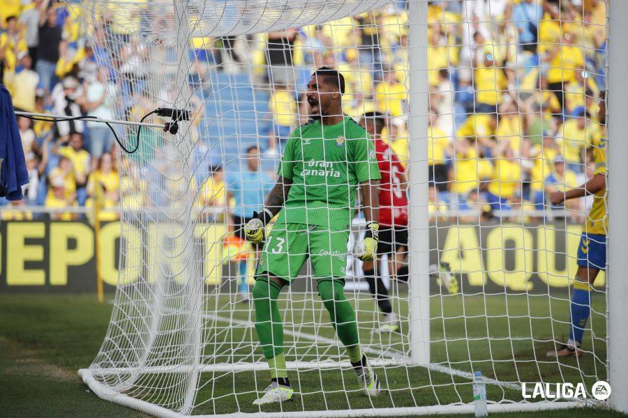 Valles celebra el penalti fallado por el Mallorca en la primera vuelta.