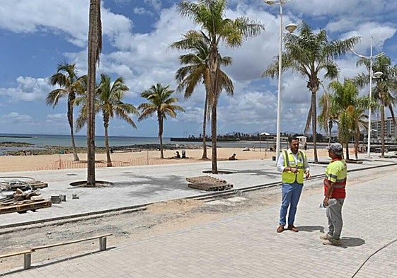 Alcalde visitando las obras.