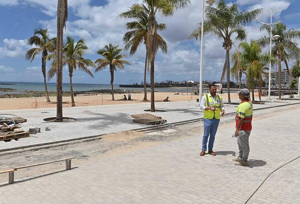 Alcalde visitando las obras.
