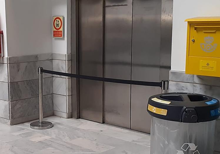 Ascensor fuera de servicio, en el acceso en llegadas.